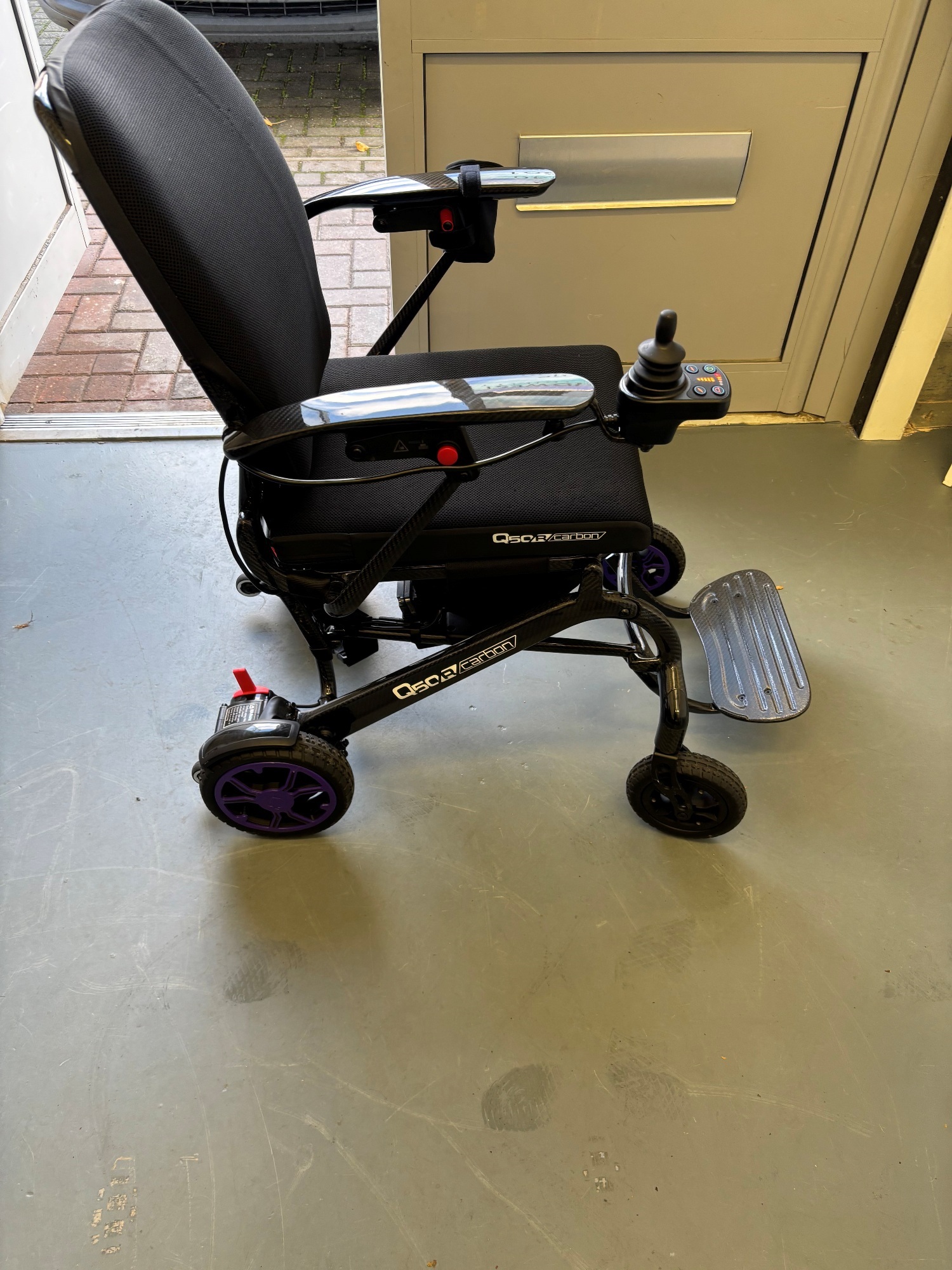 Q50R carbon wheelchair